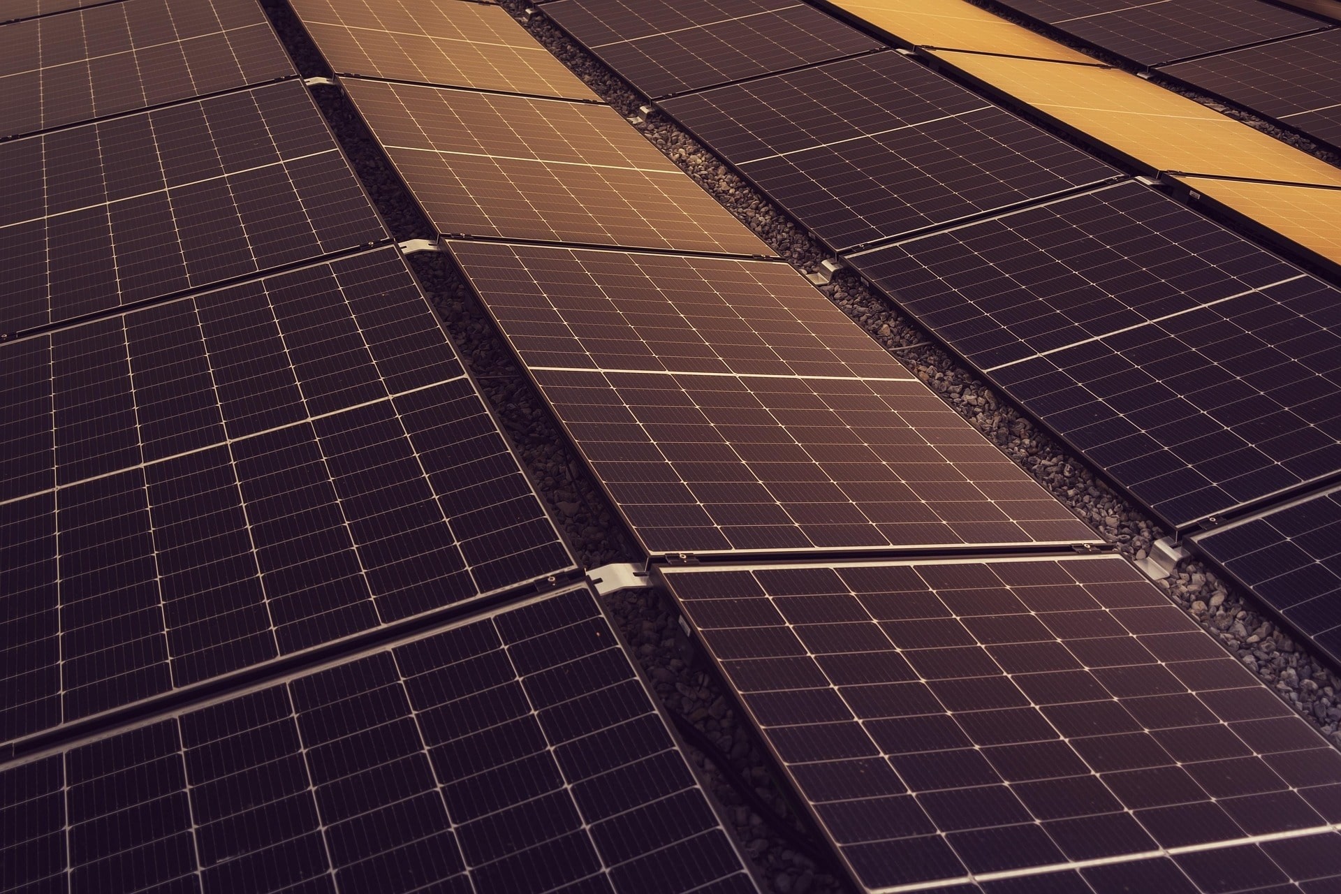 vue aérienne d'un bâtiment sur lequel sont installés des panneaux photovoltaïques