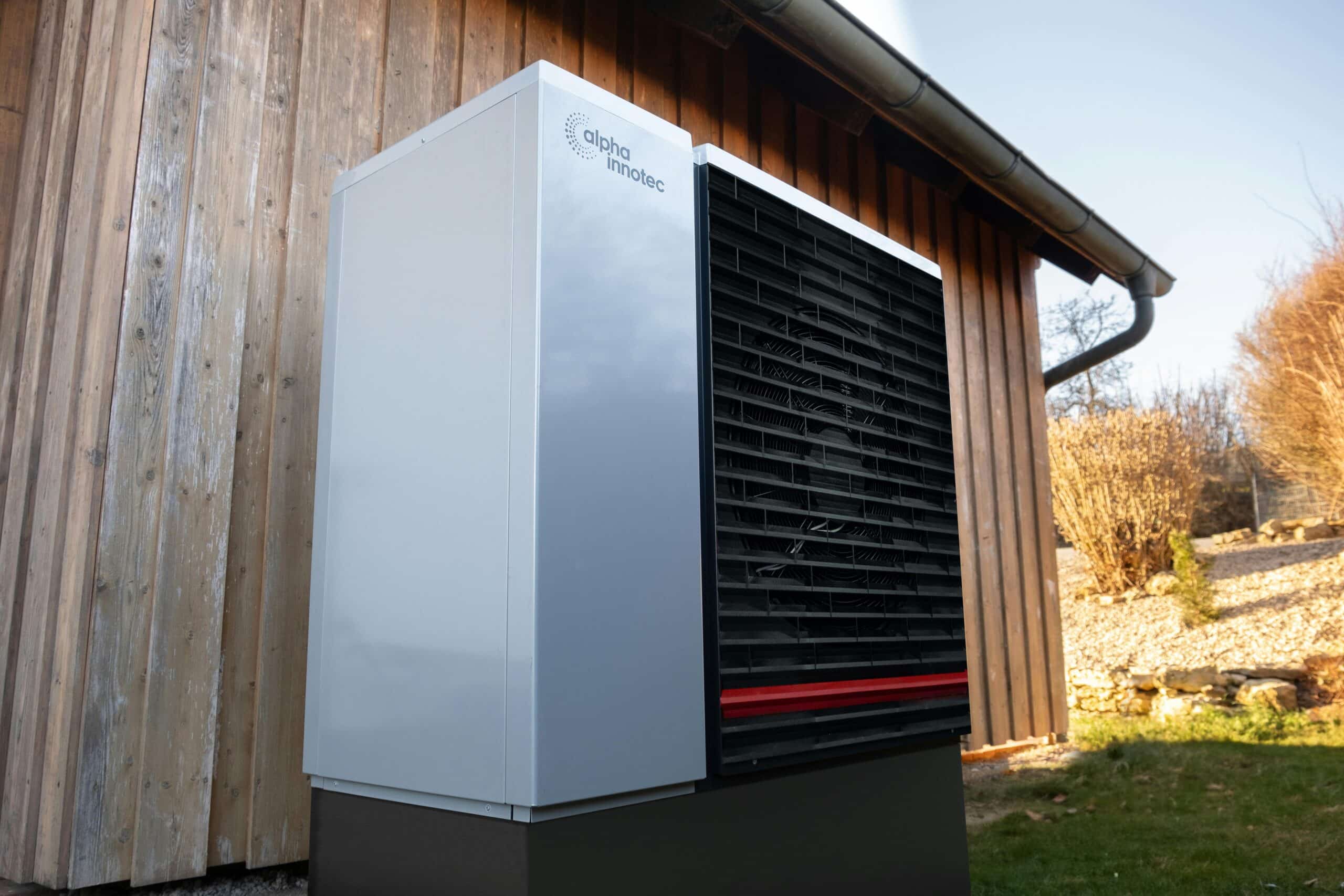 pompe à chaleur alpha innotec installée en extérieur