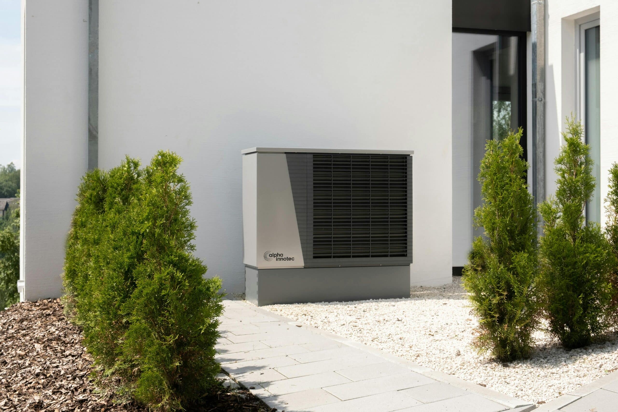 pompe à chaleur alpha innotec installée en extérieur