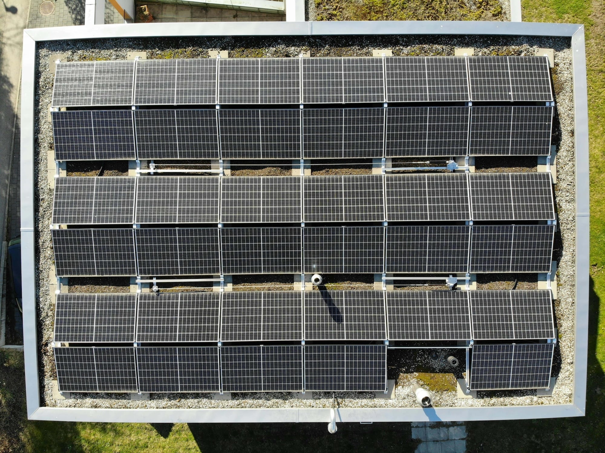 vue aérienne d'un bâtiment sur lequel sont installés des panneaux photovoltaïques