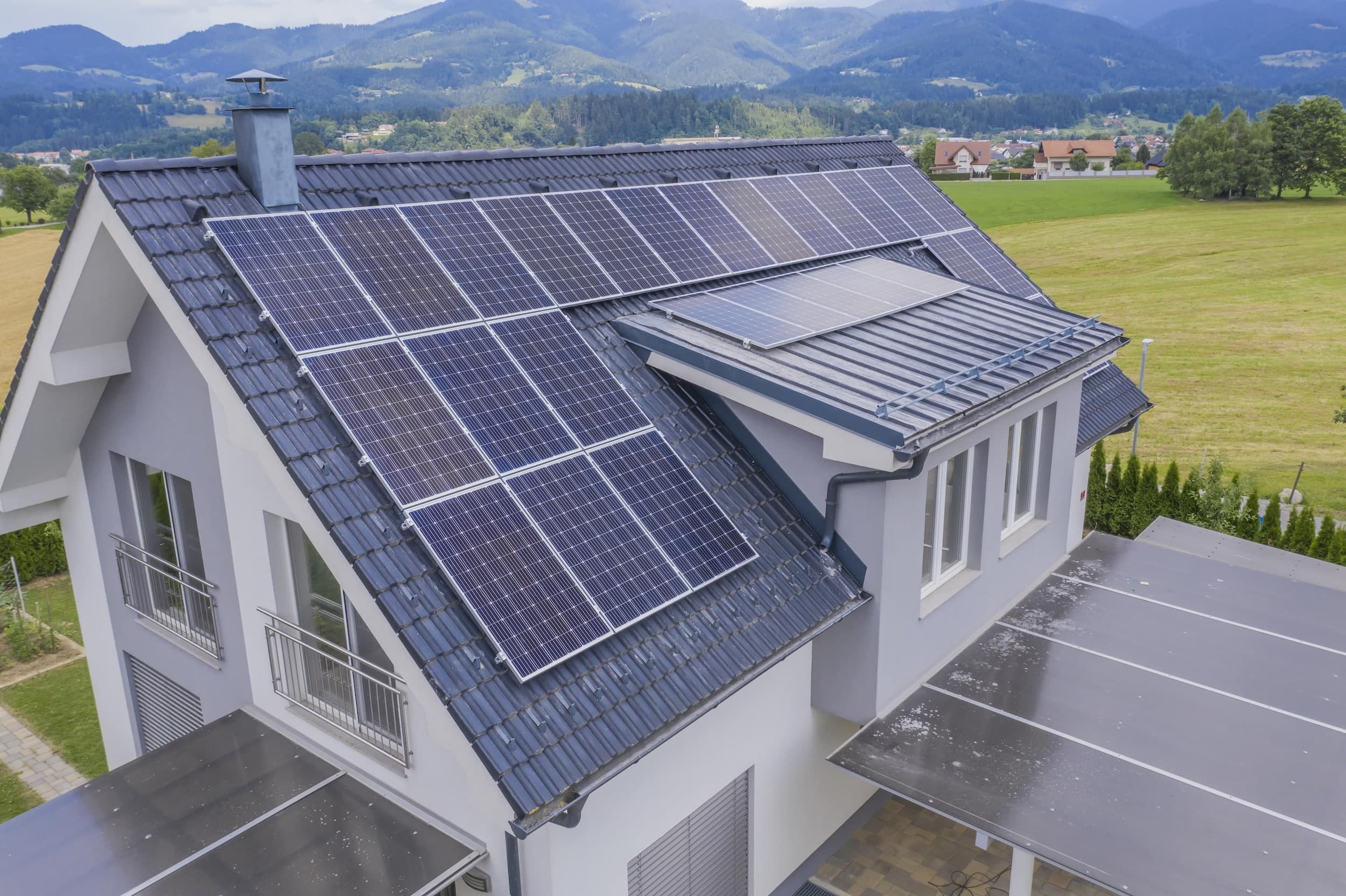 vue aérienne d'une maison privée avec des panneaux solaires sur le toit