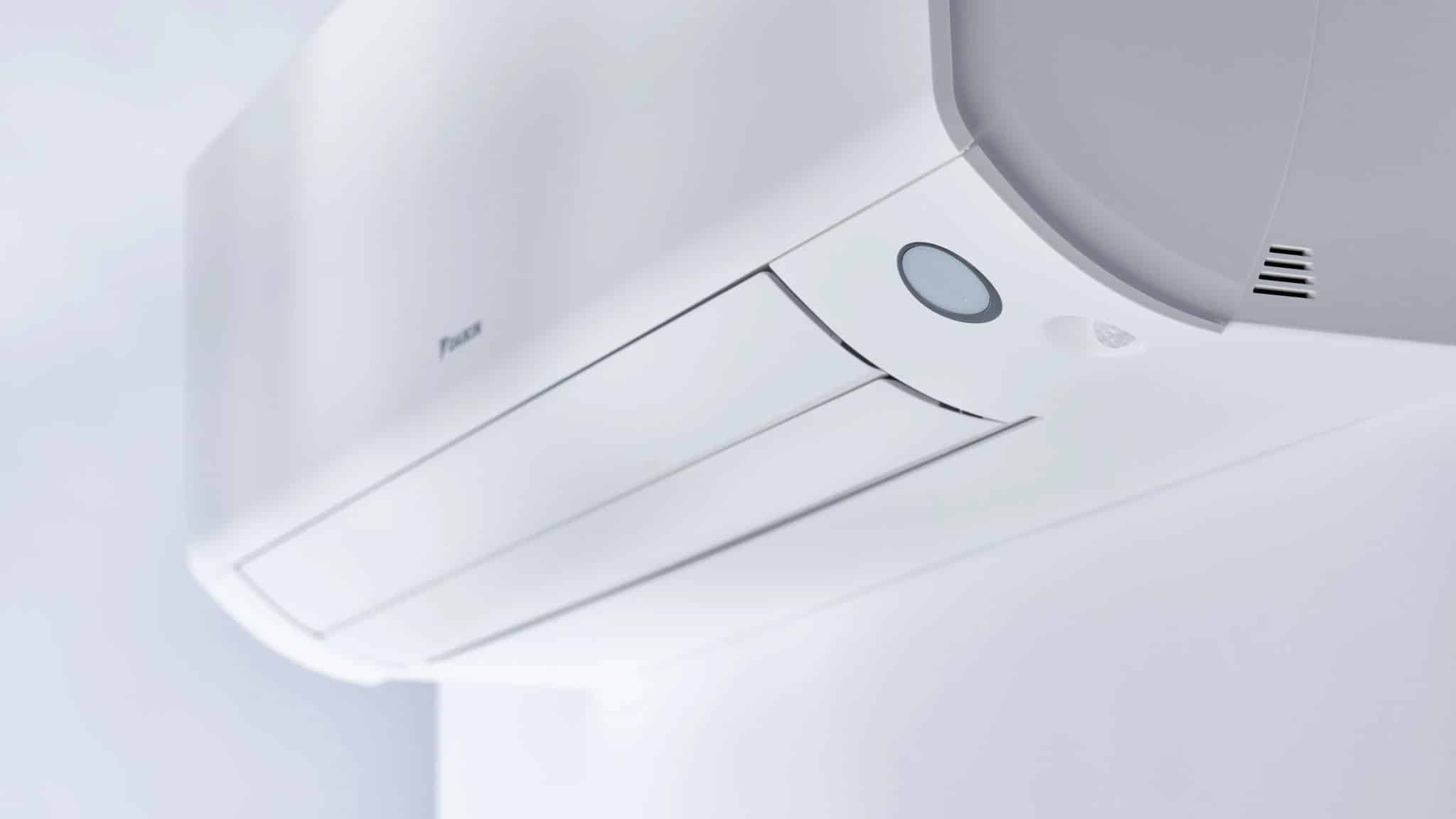 Pompe à chaleur air air ou climatiseur installé au mur dans une chambre