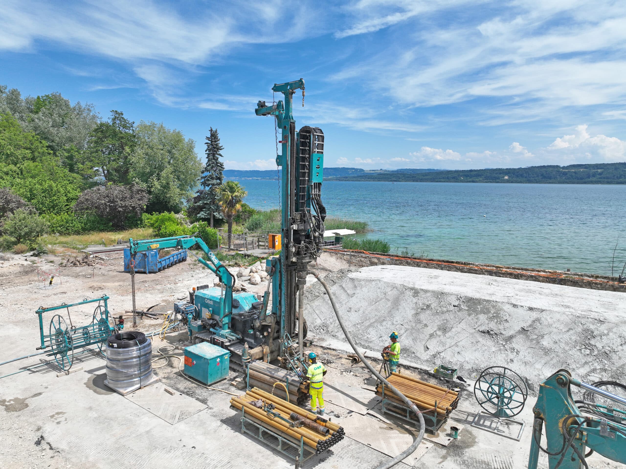 Photo d'un chantier géothermique avec une foreuse