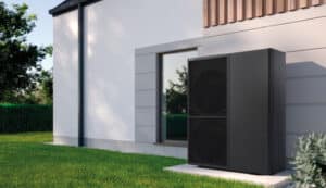 pompe à chaleur de la marque Panasonic installée à l'extérieur d'une villa