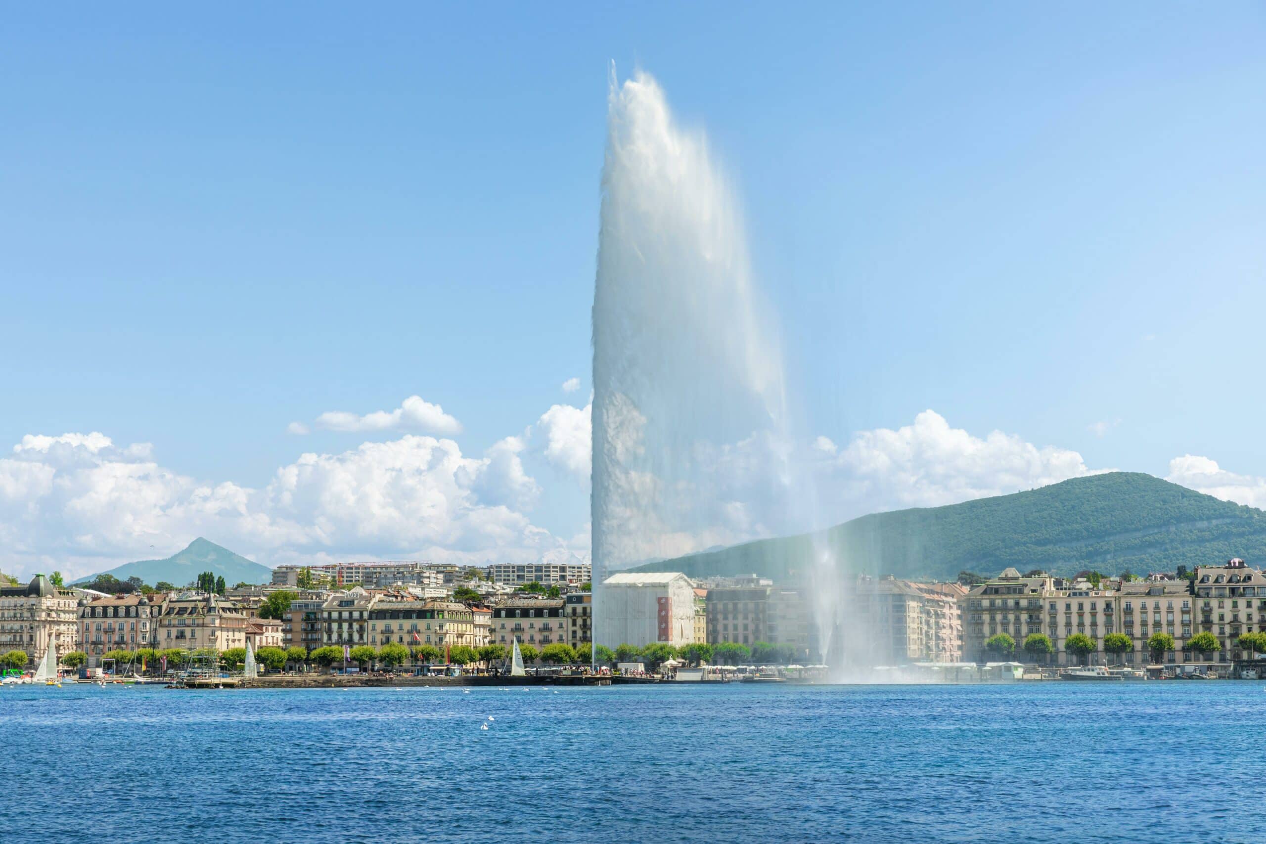 Photo de la ville de Geneve avec le jet d'eau et le lac