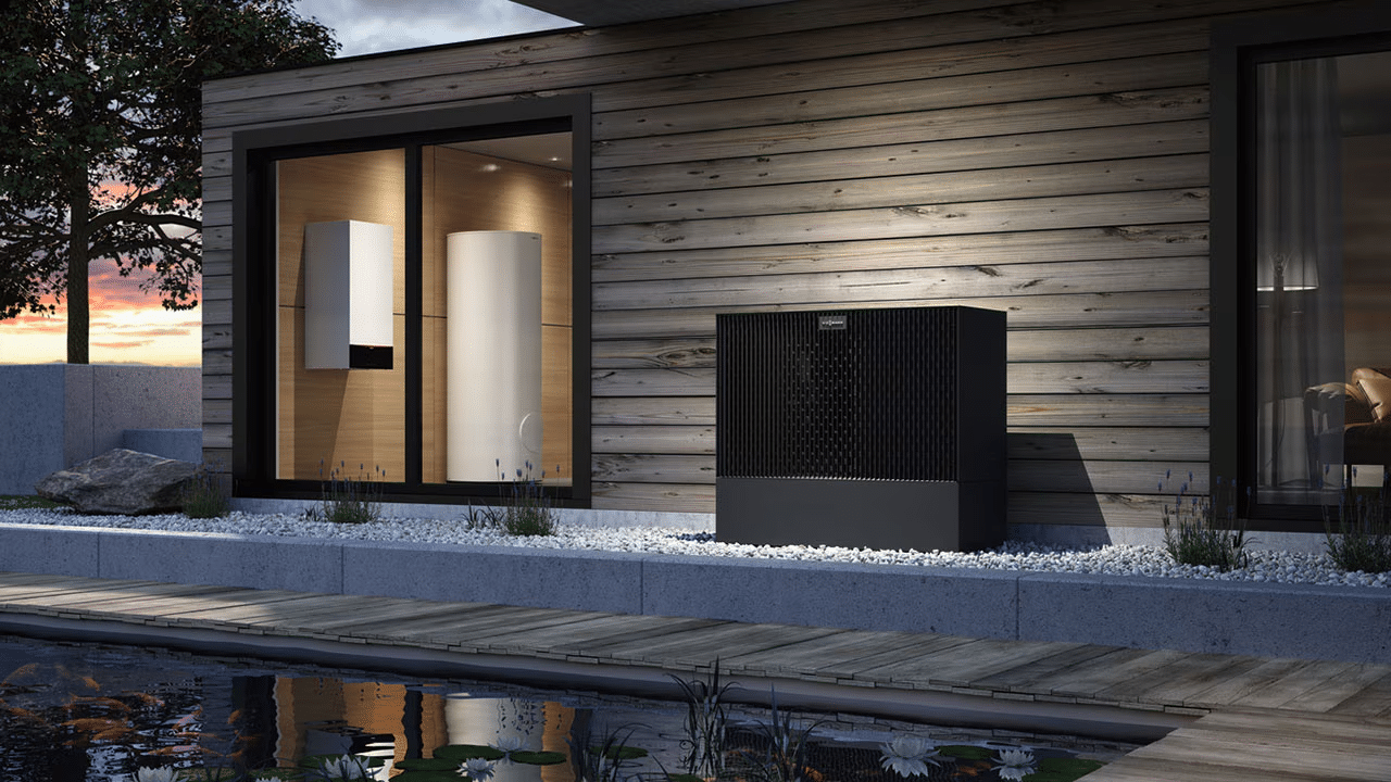 Pompe à chaleur Viessmann vitocal 250 a installée à l'extérieur d'une maison