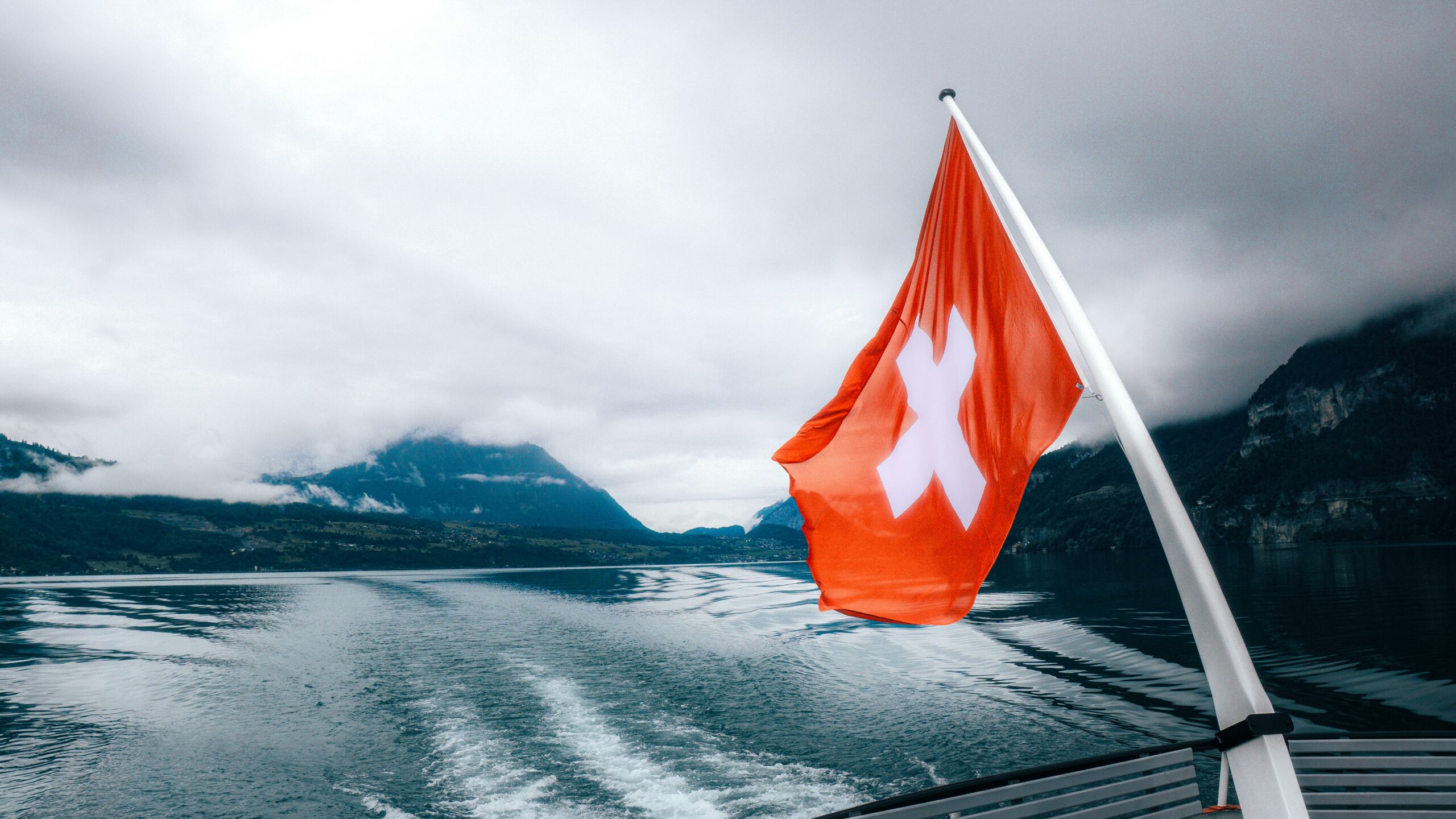 drapeau suisse face au lac