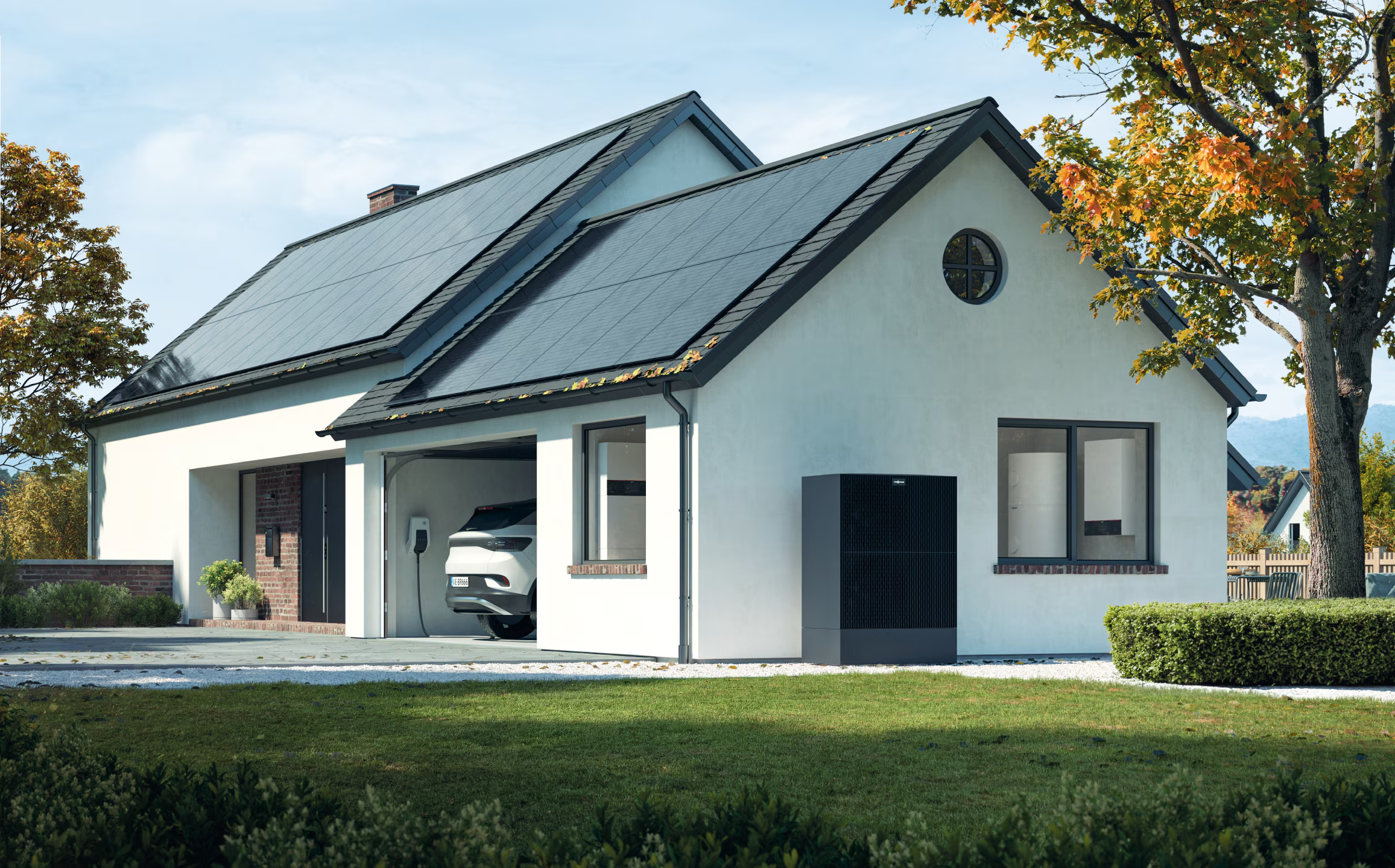 Photo d'une maison équipée d'énergies renouvelables. Pompe à chaleur et panneaux photovoltaïques.